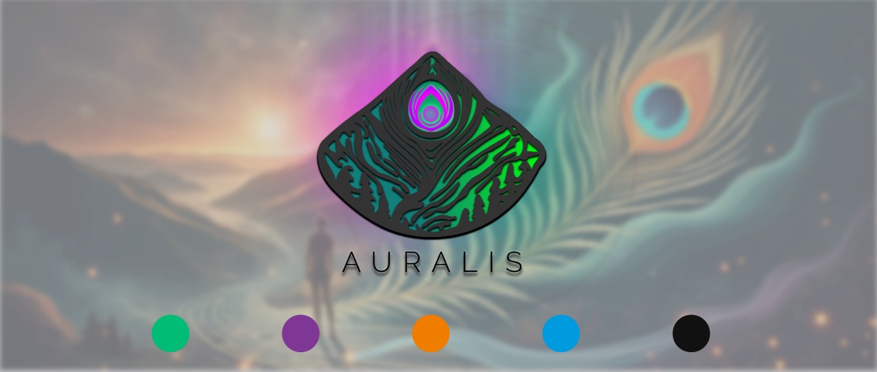 Logotipo de Auralis con una pluma de pavo real y una montaña, simbolizando el viaje creativo y la conexión espiritual de las marcas.